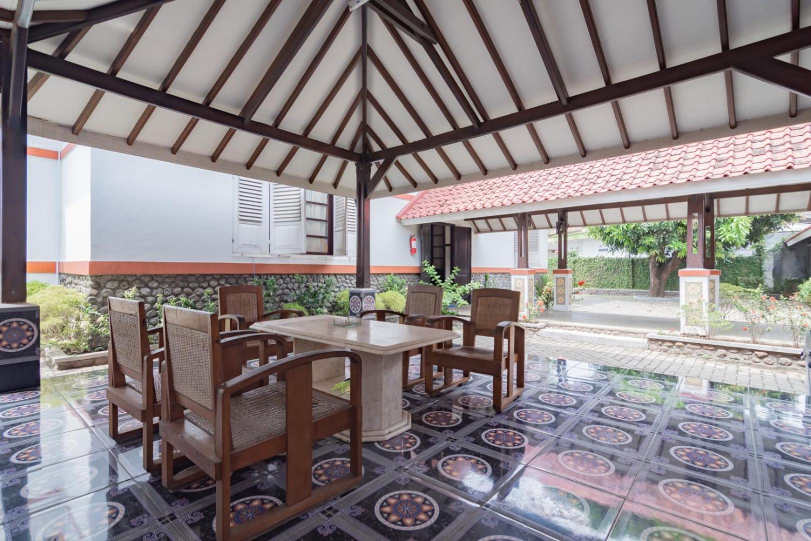 RedDoorz Syariah @ Kolonial Guest House Majalengka Bagian luar foto